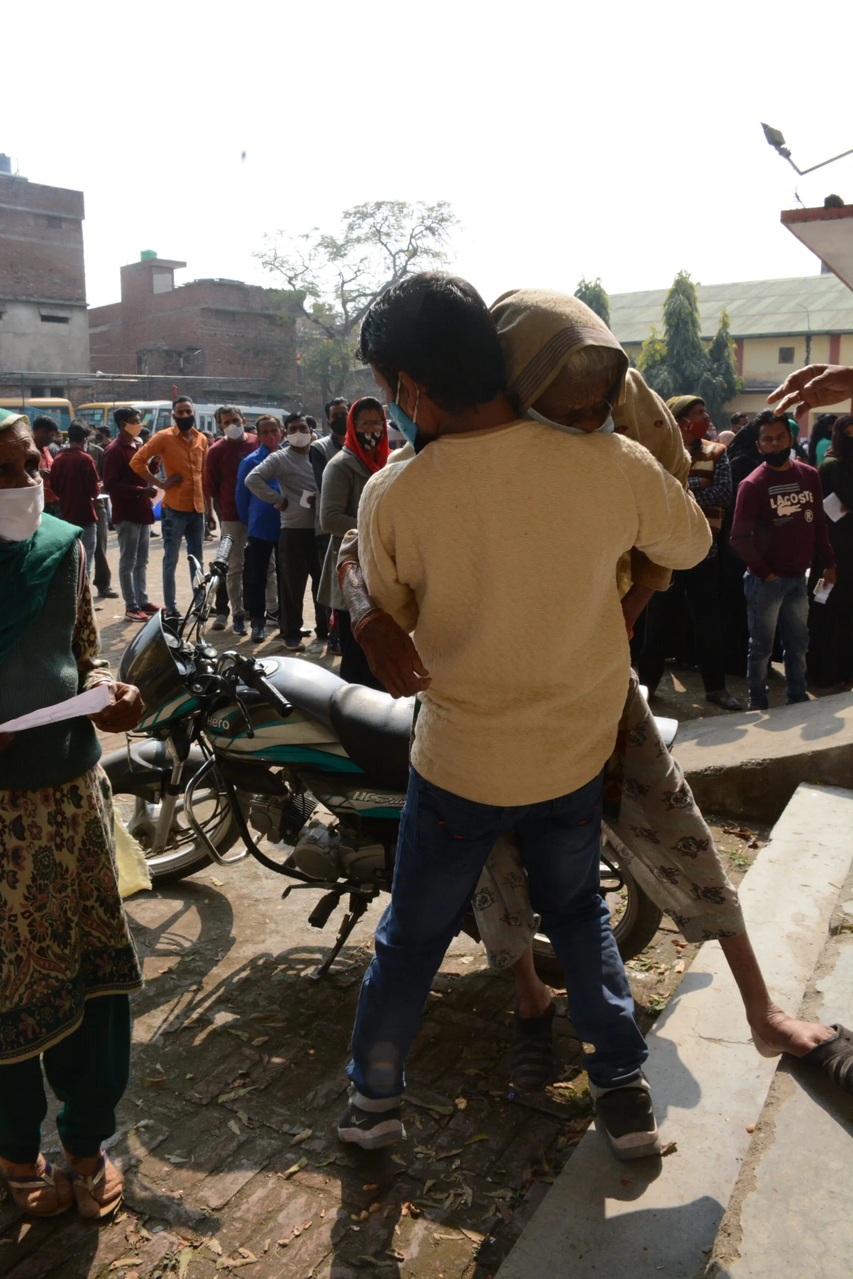 हल्द्वानी: वोट डाल कर बाहर निकली 110 साल की बुजुर्ग एक घंटा रहीं बेहोश