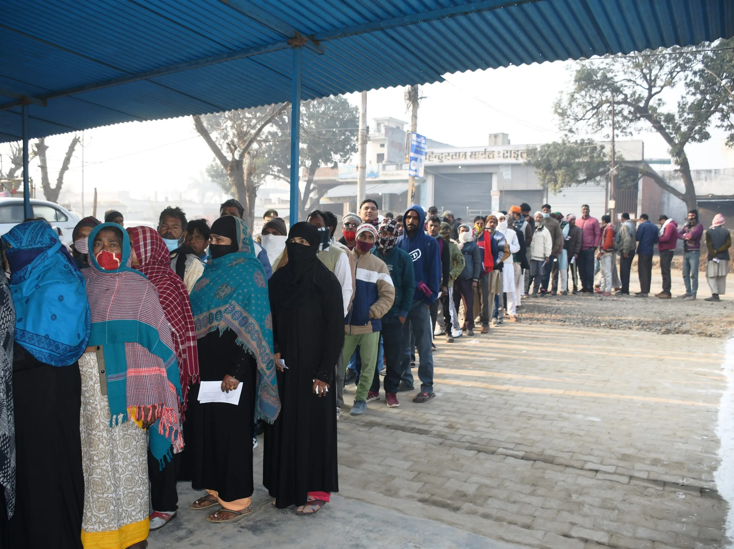 बरेली: कहीं बूथ खाली तो कहीं मतदाताओं की लंबी कतारें