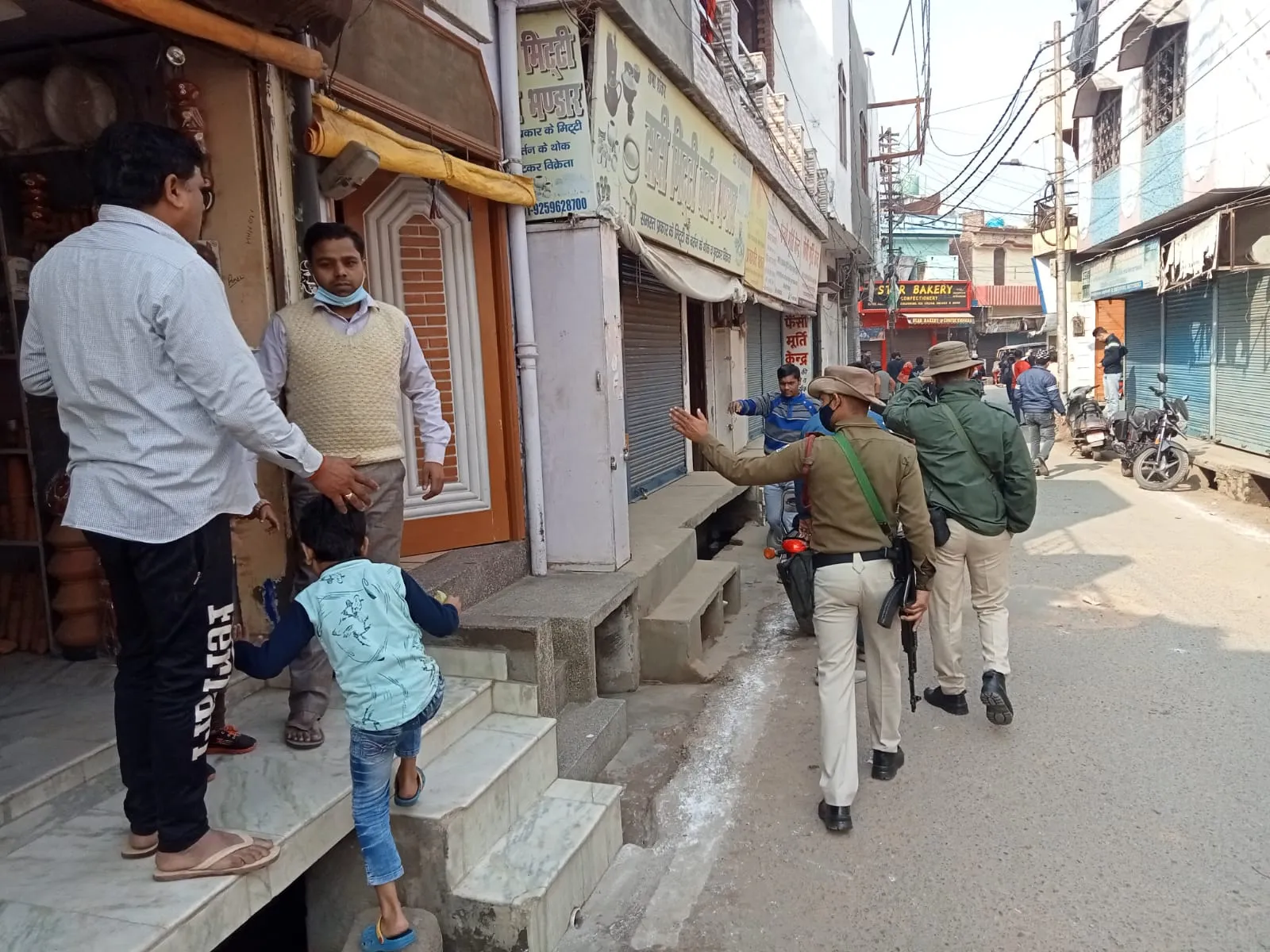 बरेली: मतदान के चलते बाजार बंद, चाय- पानी को तरसे लोग