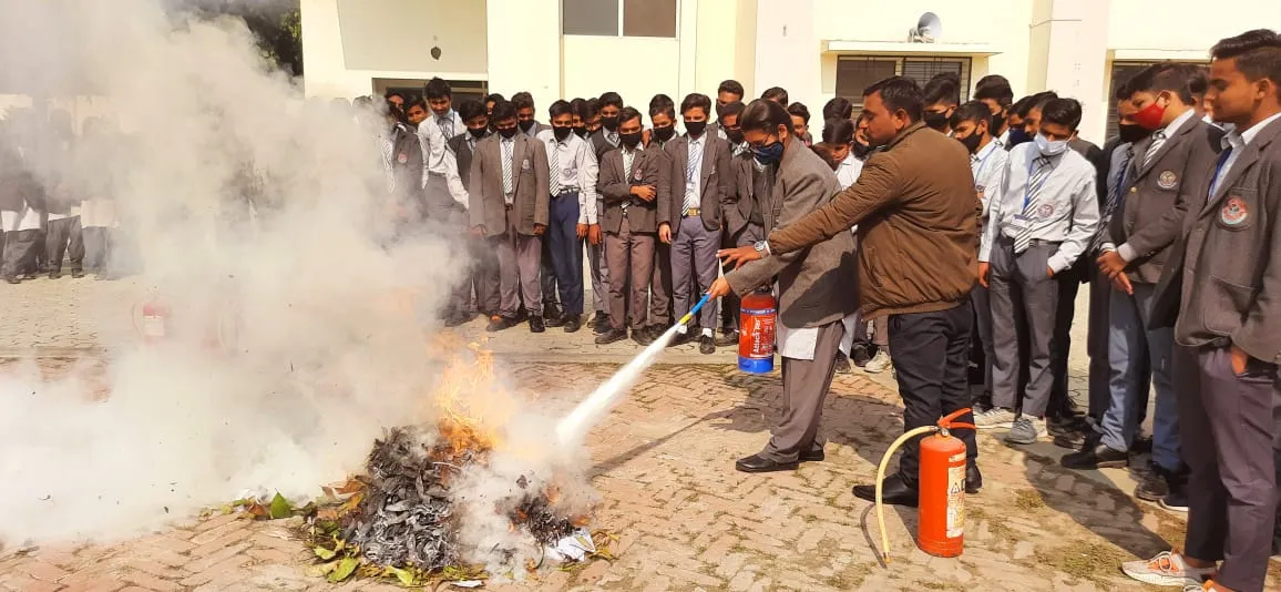 बरेली: छात्रों को अग्निशमक प्रशिक्षण दिया