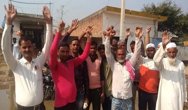 संभल : पानी की निकासी न होने से आक्रोश, ग्रामीणों ने किया प्रदर्शन