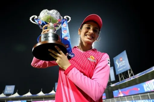 महिला IPL की ट्रॉफी के साथ स्मृति मंधाना