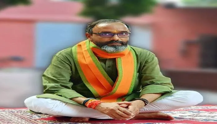 सोनभद्र: बीजेपी विधायक ने भरी सभा में कान पकड़ कर लगायी उठक-बैठक, नजारा देखकर दंग रह गए लोग