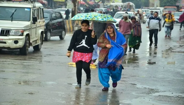 बुलंदशहर में अचानक बदला मौसम, तेज बारिश से मौसम हुआ ठंडा, फसलें हुईं बर्बाद