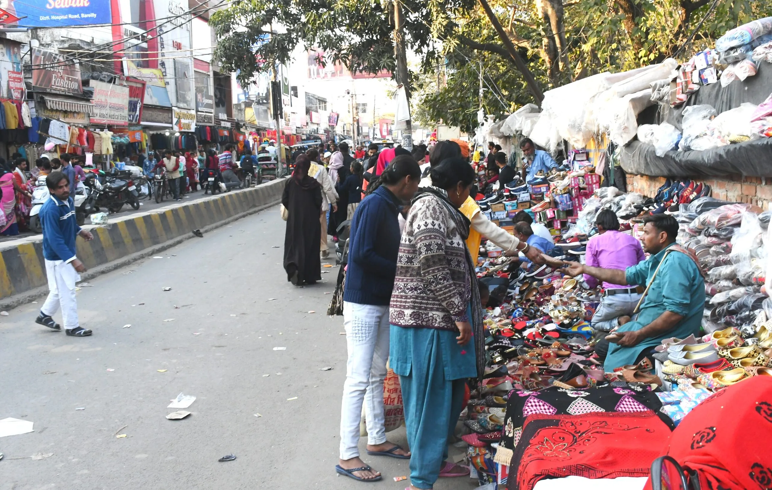 बरेली: अतिक्रमण हटने के बाद अस्पताल रोड पर सजने लगीं दुकानें