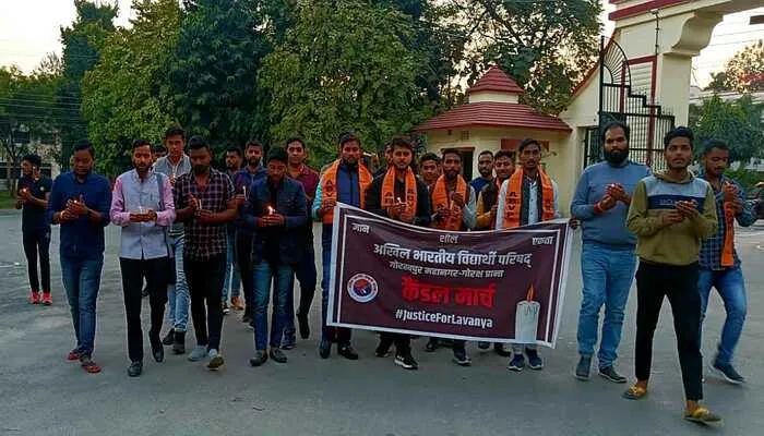 गोरखपुर: लावण्या को न्याय दिलाने के लिए एबीवीपी ने निकाला कैंडल मार्च