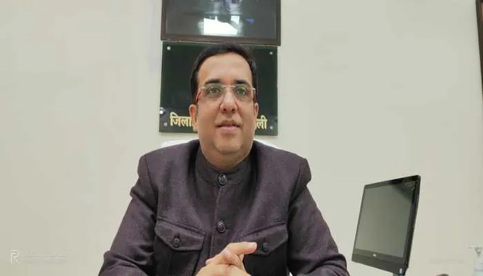 यूक्रेन में फंसे व्यक्ति, विद्यार्थी टोल फ्री नंबरों पर कर सकते हैं संपर्क: डीएम