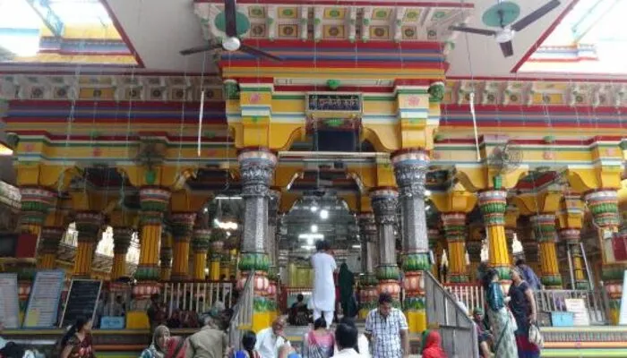 मथुरा: छाने लगी होली की खुमारी, द्वारिकाधीश मंदिर में रसिया गायन की हुई शुरुआत