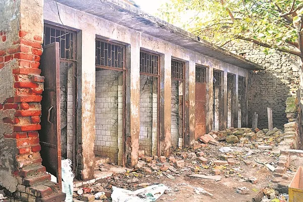 अमृत विचार अभियान : 15 वर्षों से सुलभ शौचालय बदहाल, सड़कें टूटीं