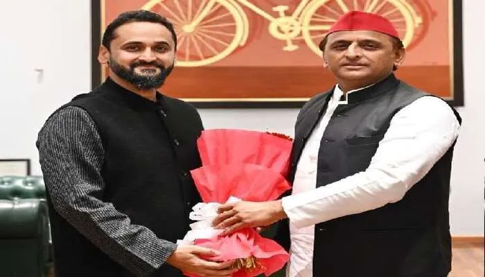 लखनऊ: अखिलेश यादव ने बीजेपी नेता रीता बहुगुणा जोशी के बेटे मयंक जोशी के साथ ट्वीट की फोटो, सपा में हो सकते हैं शामिल