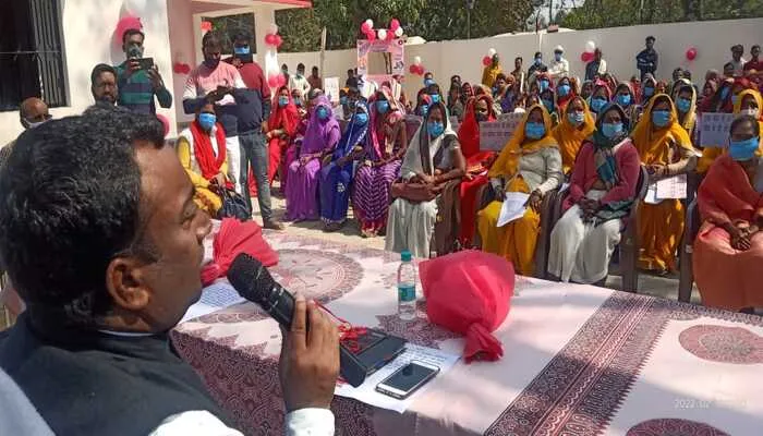 अयोध्या: मतदाताओं को जागरूक करने के लिए स्वयं सहायता समूह की महिलाओं ने निकाली रैली, डीएम रहे मौजूद