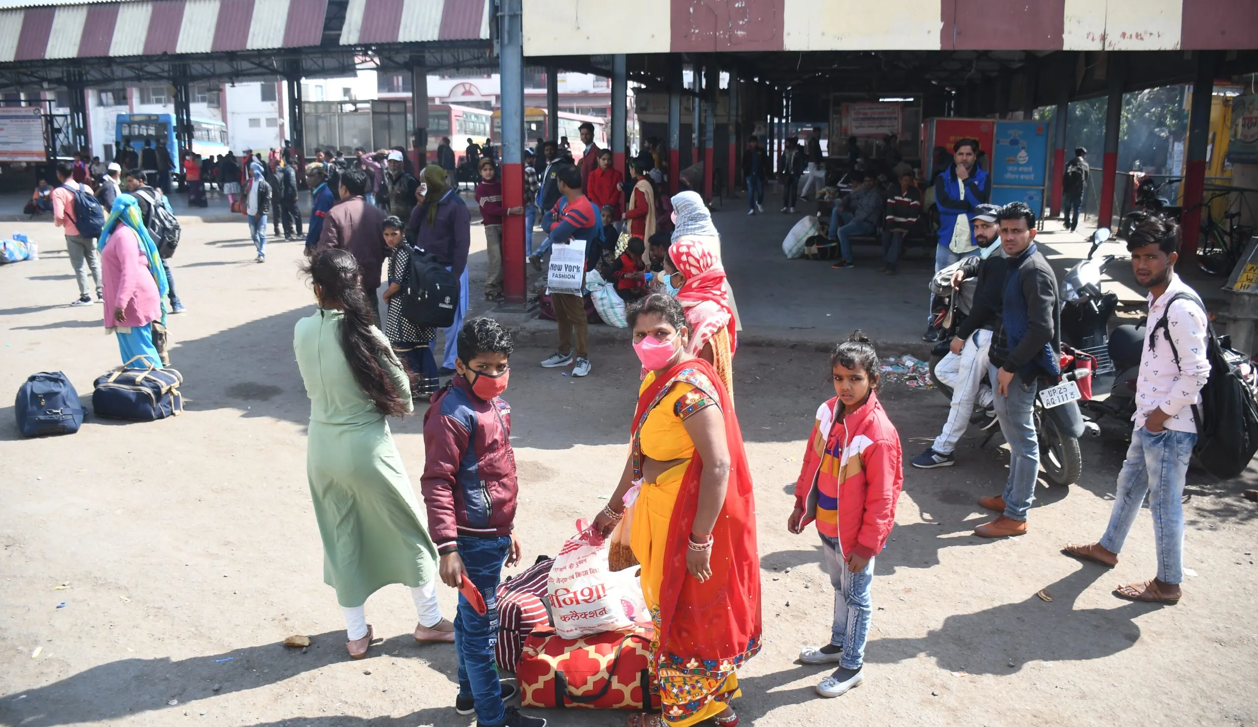 बरेली: बस अड्डों पर बसें नहीं होने से परेशान यात्री
