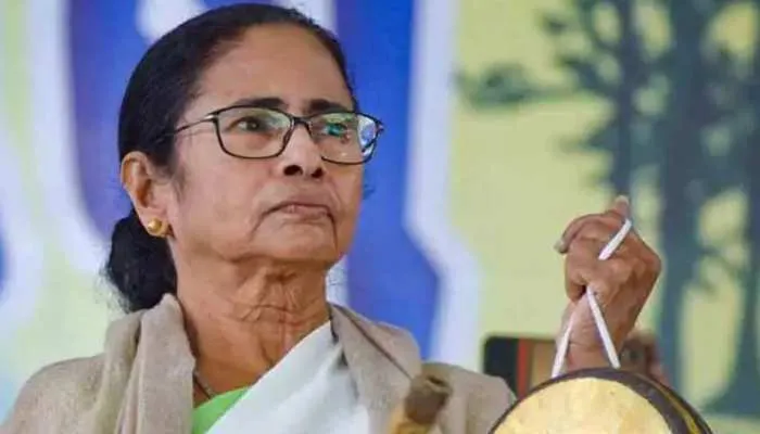 मुंबई की अदालत ने ममता बनर्जी को जारी किया समन