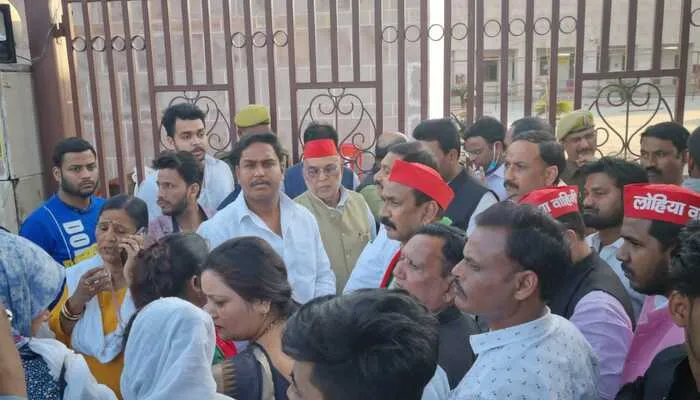 लखनऊ: EVM के रखरखाव को लेकर सपाइयों ने रमाबाई अंबेडकर मैदान में किया हंगामा, डीएम ने बताया अफवाह