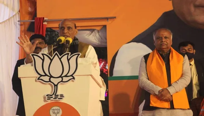 लखनऊ में सपा पर बरसे राजनाथ सिंह, कहा- समाजवादियों ने जनता की आंखों में धूल झोंककर चलाई सरकार
