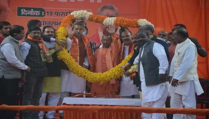 लखनऊ में बुद्धेश्वर चौराहे पर सीएम योगी ने की जनसभा, कहा- प्रचंड बहुमत से सरकार बनाएगी बीजेपी