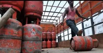 गरमपानी: हाईवे पर रसोई गैस की खुल्लम खुल्ला कालाबाजारी, औने पौने दामों पर बेचे जा रहे सिलेंडर