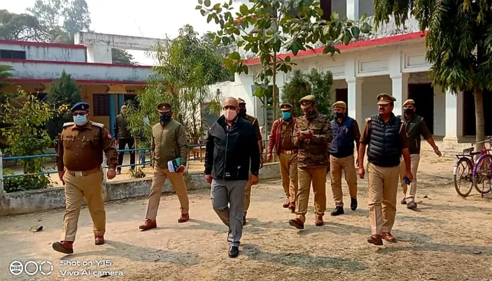 अयोध्या: चुनाव पर्यवेक्षक ने अतिसंवेदनशील मतदान स्थलों का किया निरीक्षण