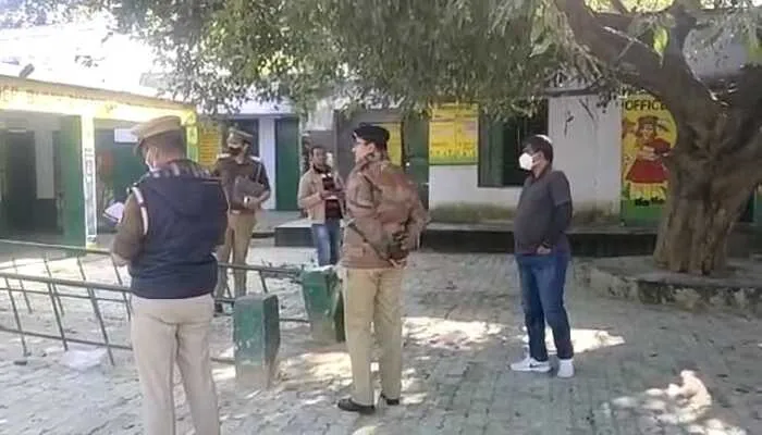 हरदोई: पुलिस प्रेक्षक ने पोलिंग बूथों का किया निरीक्षण, चेक किए अभिलेख