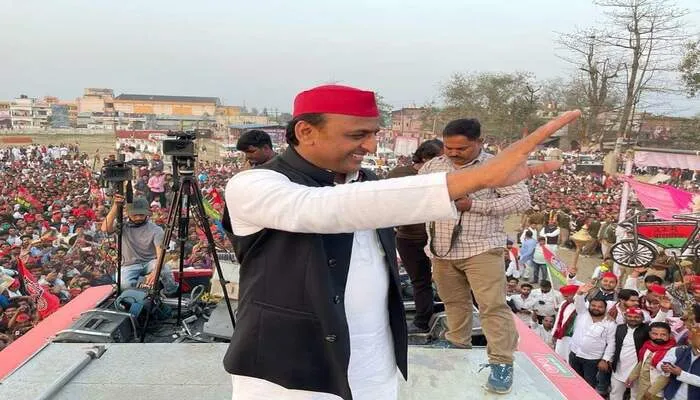 गोरखपुर में रोड शो करके अखिलेश यादव ने दिखाई ताकत, सड़कों पर उमड़ी भीड़