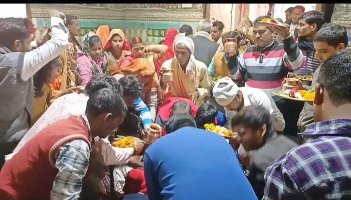 बाराबंकी: कोटवा धाम में मत्था टेककर लौटे श्रद्धालुओं ने लोधेश्वर महादेव का किया जलाभिषेक