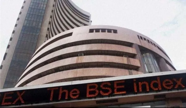 शुरूआती कारोबार में सेंसेक्स 225 अंक लुढ़का, निफ़्टी 17,500 से नीचे आया
