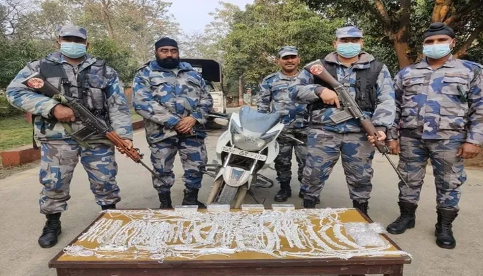 बहराइच: भारत-नेपाल सीमा पर पुलिस को बाइक से बरामद हुई नौ किलो चांदी
