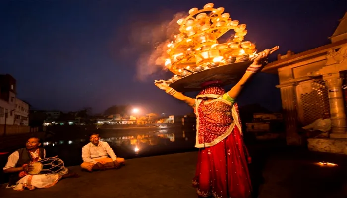 बरसाने में हुई चरकुला नृत्य की होली, देखें मनमोहक तस्वीरें