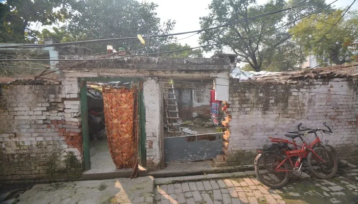 लखनऊ: खंडहर हो चुके मकान में जान हथेली पर लेकर रह रहे वन विभाग के 50 परिवार, पढ़ें…