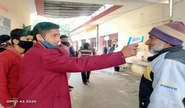 मुरादाबाद: स्वयंसेवकों ने बूथों पर संभाली व्यवस्था