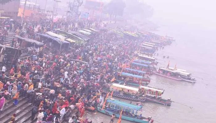 अयोध्या: सर्दी पर आस्था भारी, श्रद्धालुओं ने मौन रहकर सरयू में लगाई पुण्य की डुबकी