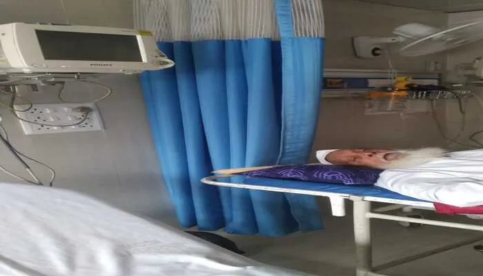 अयोध्या: पद्मश्री शरीफ चचा पहुंचे केजीएमयू, रीढ़ की हड्डी में है फ्रैक्चर
