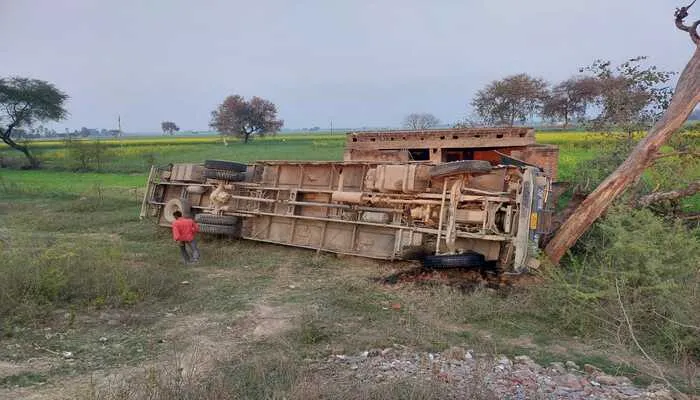 हरदोई: दो कंटेनरों की आमने-सामने हुई भिड़ंत, आठ घायल