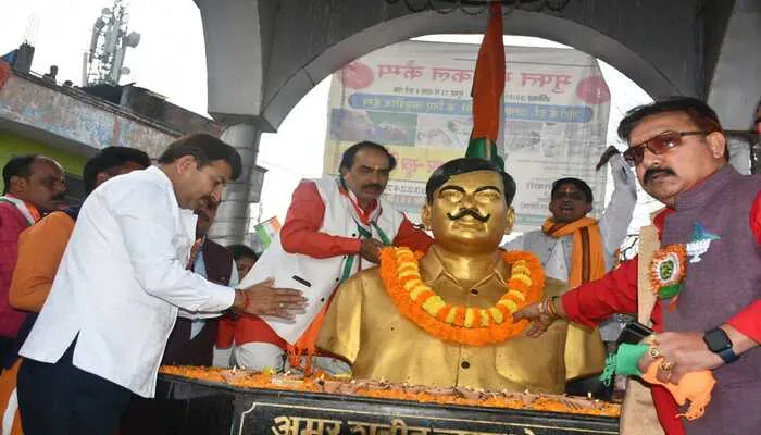 गोरखपुर: चंद्रशेखर आजाद का मनाया गया बलिदान दिवस, शहरवासियों ने दीप जलाकर प्रतिमा पर किया माल्यार्पण