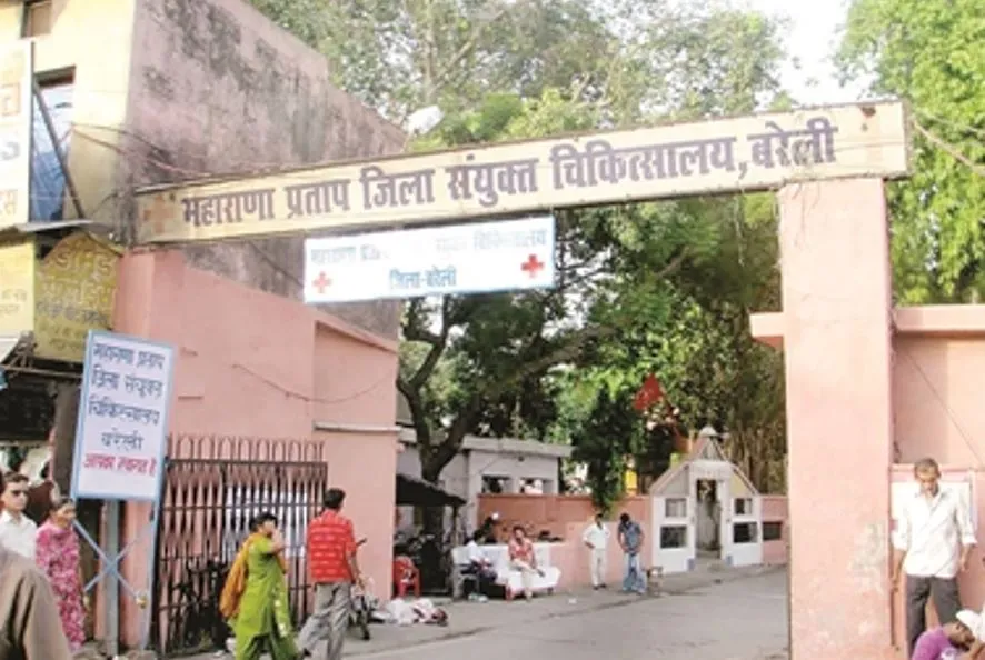 बरेली: साहब बाहर खोदाई हो रही है कैसे निकलें …