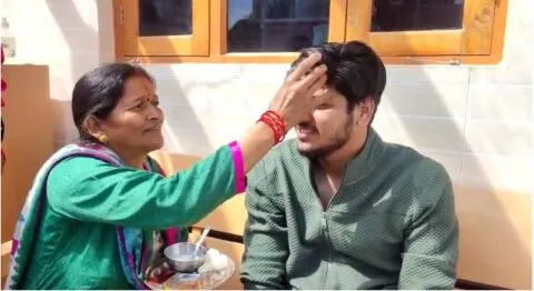 यूक्रेन से हल्द्वानी लौटा MBBS का छात्र, मां ने कुछ ऐसे किया खुशी का इजहार