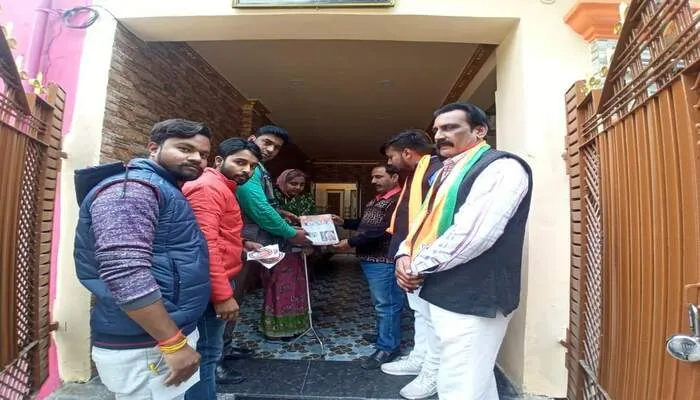 गोरखपुर: भाजयुमो ने मुख्यमंत्री योगी आदित्यनाथ के पक्ष में किया जनसम्पर्क
