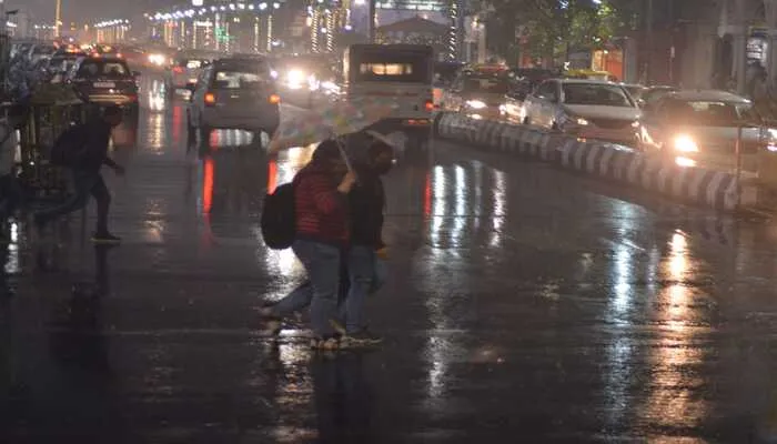 लखनऊ: बेमौसम बारिश से पानी-पानी हुई राजधानी, यहां पड़े जमकर ओले…