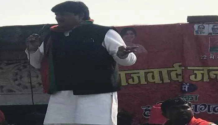 गोरखपुर: बांसगांव में सपा प्रत्याशी ने चौपाल लगाकर की मतदान की अपील, बीजेपी को जमकर कोसा