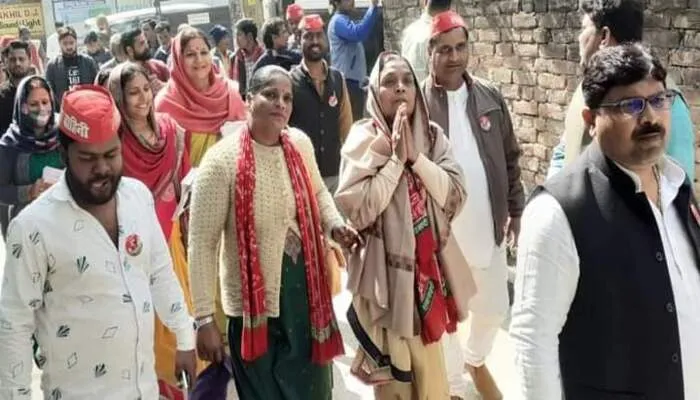 गोरखपुर: सपा प्रत्याशी सुभावती शुक्ला ने किया जनसंपर्क, कहा- सरकार बनी तो गरीब को 10 रुपए में मिलेगा भोजन