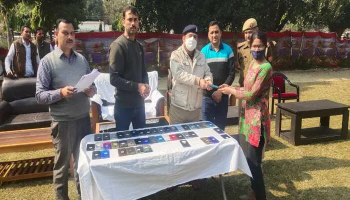 बहराइच: पुलिस ने बरामद किए 55 खोए मोबाइल, मालिकों को दिया तो फैली मुस्कान