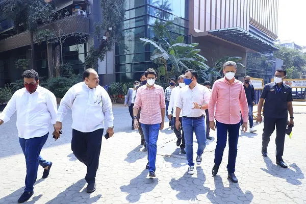 महाराष्ट्र के पर्यटन मंत्री आदित्य ठाकरे ने वानखेड़े स्टेडियम का किया दौरा, IPL 2022 की तैयारियों को परखा