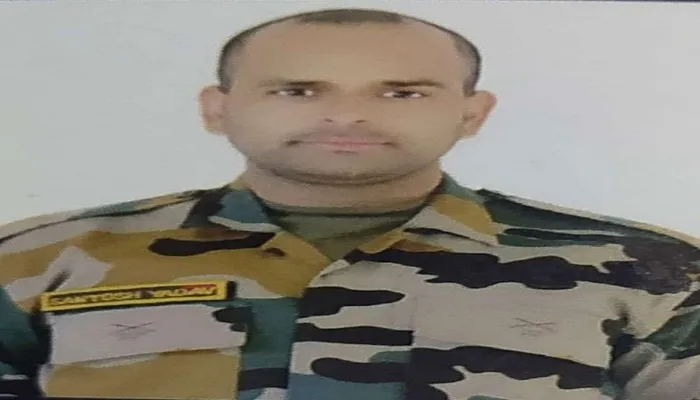 देवरिया: शोपियां में सेना और आतंकियों के बीच हुई मुठभेड़ में शहीद हुए सन्तोष यादव पंचतत्व में विलीन