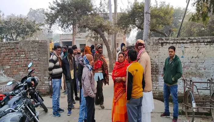 हरदोई: शटरिंग खोलते समय भरभरा कर गिरा जीना, एक की मौत