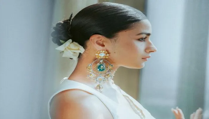 Alia Bhatt Photos:  सफेद साड़ी पहने और बालों में गुलाब लगाए जलवा बिखेर रहीं आलिया, दीवाने हुए फैंस