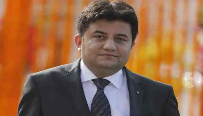 आजमगढ़ के डीएम का अफसरों को निर्देश, आशाओं की टीम बनाकर पता करें कितनों ने पी जहरीली शराब