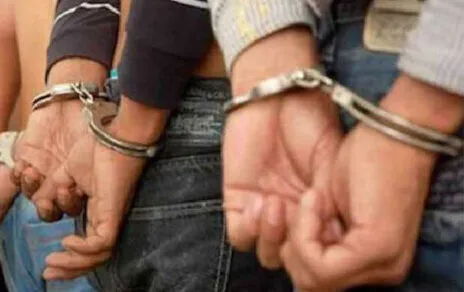 लखनऊ: कार से सवा लाख नगद व हथियार समेत तीन अपराधी गिरफ्तार