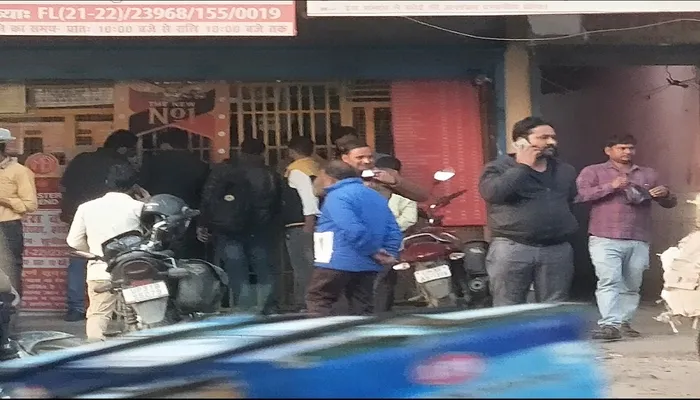 हरदोई: जिले में थम गया चुनाव प्रचार, बंदी को देखते हुए शराब की दुकानों पर उमड़ी भारी भीड़