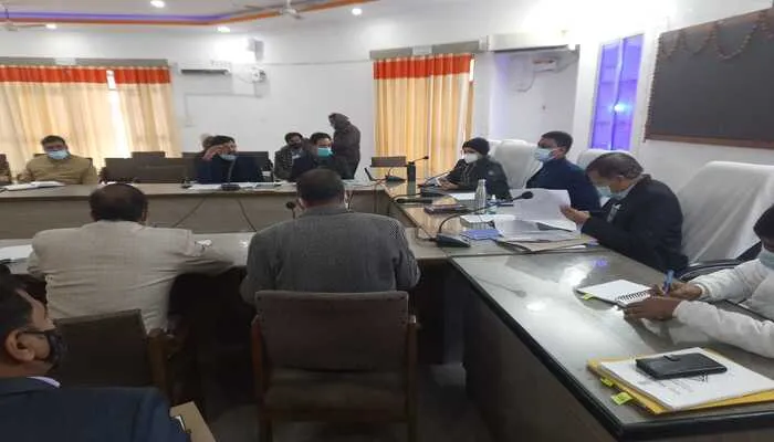 कुशीनगर: डीएम ने कोविड कमांड कंट्रोल सेंटर में की बैठक, दिए यह महत्वपूर्ण निर्देश…