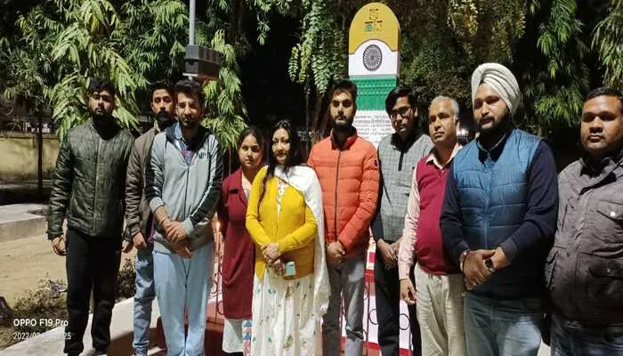 बहराइच: लोगों ने मोमबत्ती जलाकर पुलवामा के शहीदों को किया नमन, लगाने जिंदाबाद के नारे